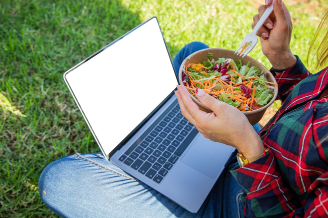 So vegani res le vegetarijanci, ki jedo surovo hrano? Tako pravi slovenski šolski učbenik