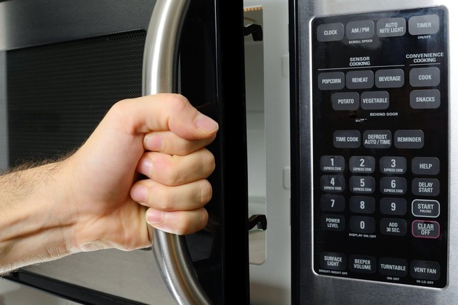 TEGA živila nikar ne dajejte v mikrovalovno pečico!