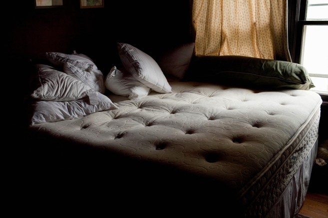 Je res tako slabo, če spite na stari vzmetnici? (+ kdaj bi jo morali zamenjati?)