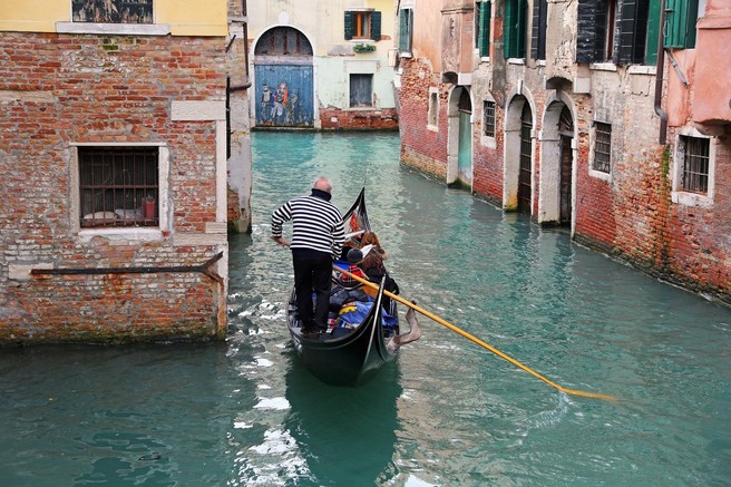 Človeška neumnost nima meje: poglejte, kaj si je privoščil turist v Benetkah (VIDEO)