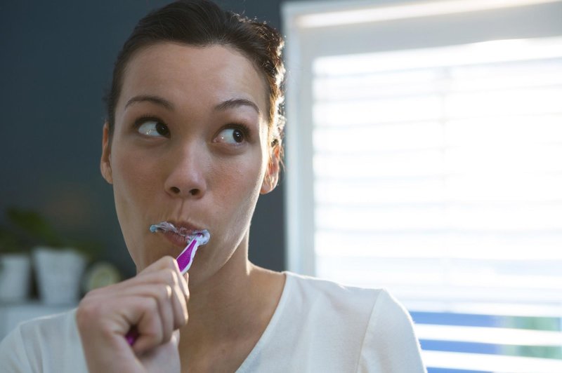 Kaj se zgodi, če si zvečer občasno ne umijete zob? (foto: Profimedia)