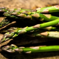 Krepi imunski sistem in spodbuja prebavo, okus pa povsem navdušuje: tako iz špargljev pripravite slasten in vsestranski pesto