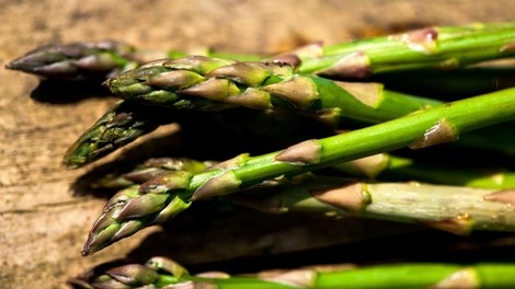 Krepi imunski sistem in spodbuja prebavo, okus pa povsem navdušuje: tako iz špargljev pripravite slasten in vsestranski pesto