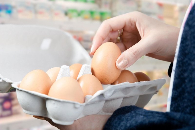 Zakaj blagajničarka pred skeniranjem pogleda v škatlo za jajca? (foto: Profimedia)