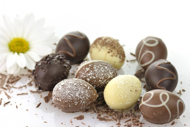 Recept, ki bo navdušil najmlajše: tako lahko sami pripravite čokoladna jajčka že v nekaj trenutkih