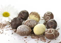 Recept, ki bo navdušil najmlajše: tako lahko sami pripravite čokoladna jajčka že v nekaj trenutkih