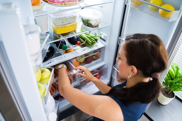 VEČINA OSTANKOV JE UŽITNIH ŠE 3 ALI 4 DNI Večina kuhane hrane lahko počaka v hladilniku 3 ali 4 dni, …