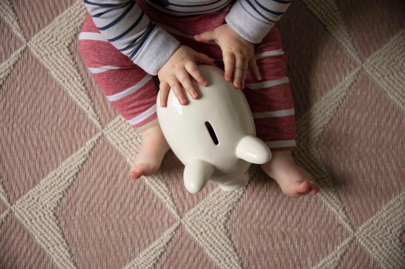 Ali vaš otrok zna ravnati z denarjem? Tu so 4 načini, kako ga tega naučite (foto: Profimedia)