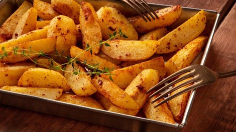 Najboljši trik za hrustljav krompir iz pečice