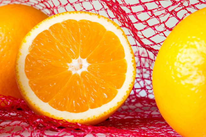 Ni naključje, da so pomaranče pakirane v rdeči mrežici (nikoli ne bi uganili, zakaj)