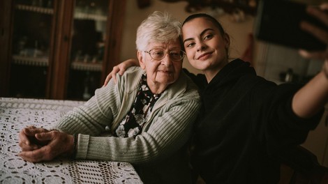 93-letna babica z ljubezenskimi nasveti osvojila TikTok: "Ne zaupajte moškim, ki ..."