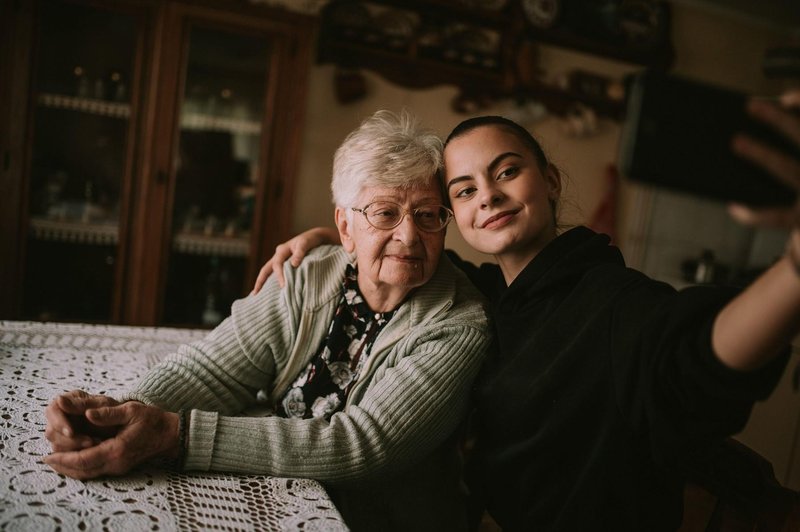 93-letna babica z ljubezenskimi nasveti osvojila TikTok: "Ne zaupajte moškim, ki ..." (foto: Profimedia)