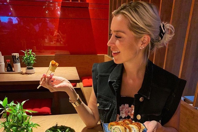 Grozljivo! Ženska je za večerjo pojedla ostanke sušija, nato pa je utrpela hude posledice