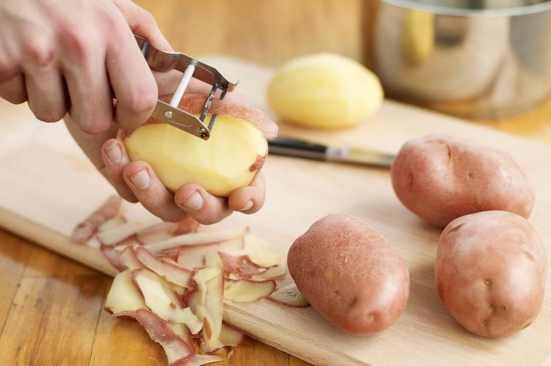 Stavimo, da ste krompir do sedaj lupili narobe! (foto: Profimedia)