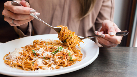 Ljubitelji testenin: Če ste skuhali preveč testenin, jih ni potrebno zavreči. TAKO jih uporabite za hiter in okusen obrok, deli italijanski kuharski mojster!