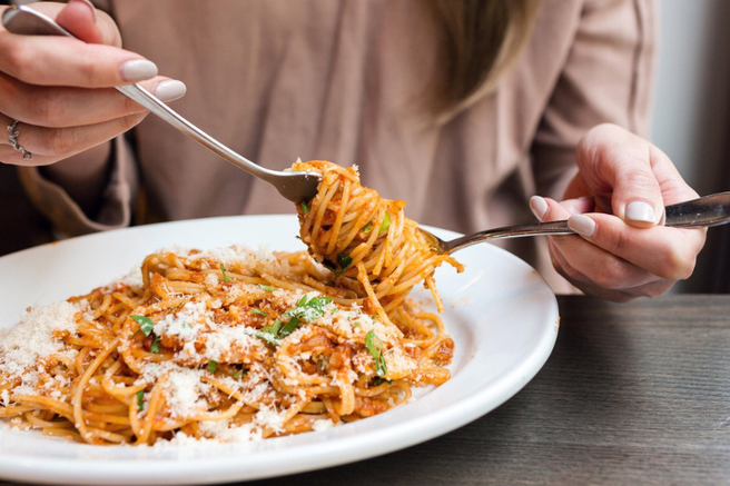 Ljubitelji testenin: Če ste skuhali preveč testenin, jih ni potrebno zavreči. TAKO jih uporabite za hiter in okusen obrok, deli italijanski kuharski mojster!