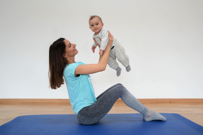 Je sploh mogoče najti čas za vadbo, če imate majhne otroke? Odgovarja športna trenerka Tjaša