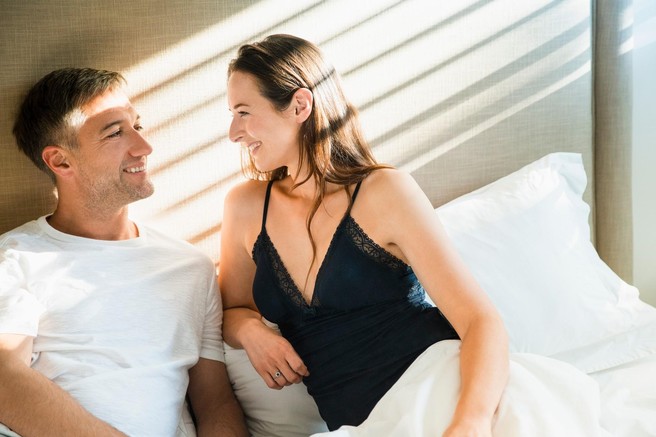 Ustrezajo predvsem partnerjem, ki so tako kot oni v postelji nepredvidljivi, saj se bojijo monotonije. Z veseljem bodo preizkusili nove poze in kakšno spolno igračko, da si popestrijo izkušnjo. 

Ljudje s krvno skupino 0 so sicer po naravi optimistični, odgovorni in vestni. Imajo pa tudi svoje šibke točke, med katerimi je to, da se hitro pričnejo dolgočasiti. To včasih v njih spodbuja destruktivno vedenje. Adrenalin je tisto, zaradi česar se počutijo žive. Bolj ko so aktivni, več pozitivne energije imajo, kar se očitno odraža tudi v spolnosti.