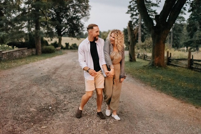 "Da bi prihranila denar za poroko, sva se preselila k fantovim staršem. Sedaj dvomim, da je bila to dobra odločitev" (stiska mladega para)