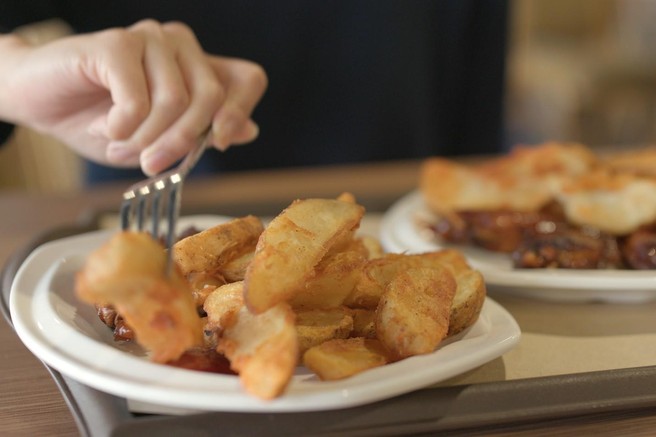 Če imate bolečine v sklepih ali artritis, bi morali iz prehrane izločiti krompir? To pravijo strokovnjaki!