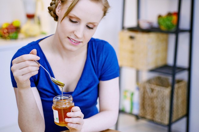 MED velja za eno izmed najbolj priljubljenih in pogosto uporabljenih sladil, ki ima številne prednosti za zdravje in dobro počutje. 

Velja za osnovo številnih tradicionalnih zdravil. Zaradi mnogih zdravstvenih učinkov ga uporabljajo številne civilizacije po vsem svetu, zlasti v ajurvedi. 

Katere so manj znane zdravstvene koristi medu, ki vas bodo morda presenetile? ➡️