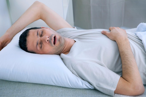 ALI TRPITE ZA SPALNO APNEJO? Smrčanje je lahko simptom spalne apneje, stanja ko med spanjem za trenutek prenehate dihati. V …
