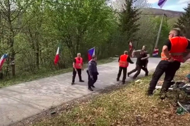 Na reliju na Hrvaškem so se mlatili kar na cesti in zrli tragediji v oči, policija jih je aretirala (znan bizaren razlog pretepa)