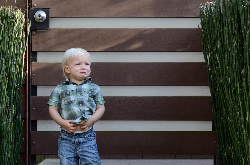 - Pri barvanju pobarvanke je mama uporabila napačno modro barvo. - Mama je sedla na dekličinega namišljenega prijatelja. - Punčka …