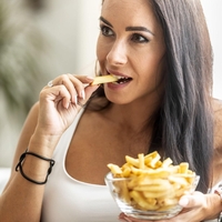 Tako pripravite domači pomfrit kot iz McDonald'sa: ključ je v preprosti sestavini, ki jo dodamo pred cvrtjem