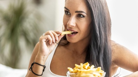 Tako pripravite domači pomfrit kot iz McDonald'sa: ključ je v preprosti sestavini, ki jo dodamo pred cvrtjem