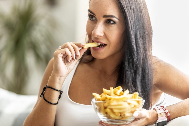 Tako pripravite domači pomfrit kot iz McDonald'sa: ključ je v preprosti sestavini, ki jo dodamo pred cvrtjem