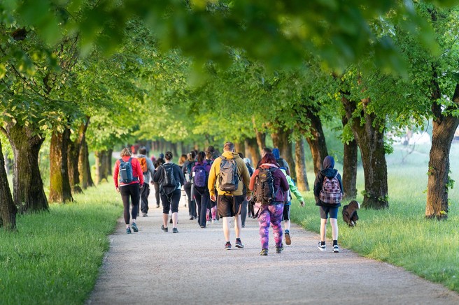 Slovenci obožujemo pohodništvo: toliko pohodnikov in tekačev se je udeležilo dogodka Pot ob žici! (ste med njimi tudi vi?)