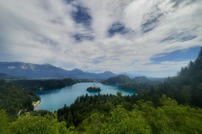 Ideja za izlet s sanjskim razgledom: kratek vzpon na Ojstrico nad Bledom