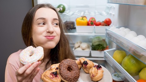 Hrepenenje po hrani je preteklost: 6 preizkušenih trikov, s katerimi boste učinkovito obvladali lakoto in se znebili odvečnih kilogramov