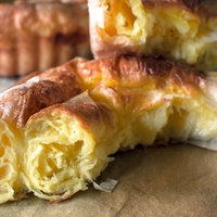 Domača specialiteta, ki je boljša kot iz pekarne: razkrivamo recept za hitro različico sirovega bureka, ki se topi v ustih