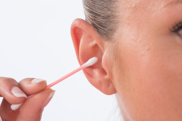 Izkazalo se je, da je pri čiščenju palčko potisnila pregloboko, vsakokrat je v ušesu ostalo nekaj vlaken in sčasoma je …
