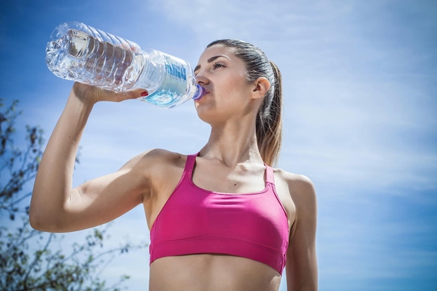 STE ŽE SLIŠALI ZA HIPERHIDRACIJO? Ja, hiperhidracija ali zastrupitev z vodo je resnično stanje, ki se zgodi, kadar pijete preveč …