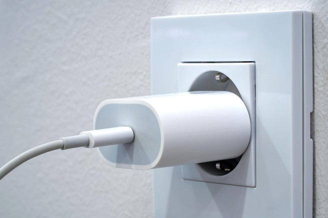 ZATO polnilca nikoli ne bi smeli pustiti v vtičnici