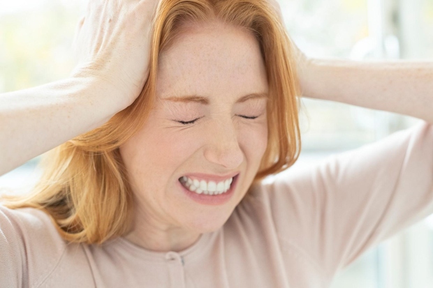 Ne, tokrat ne bomo govorili o migrenah, pač pa o drugi težavi, ki jo lahko nakazujejo hudi glavoboli. ➡️