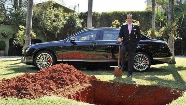 Milijarder je pokopal svoj avtomobil, zato da ljudem preda pomembno sporočilo (foto: Instagram Jacqueline Tiepermann (Posnetek zaslona))
