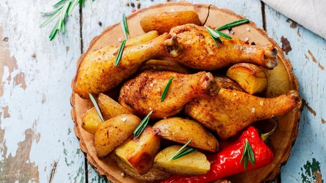 Kako speči popolnega piščanca? 5 sestavin, ki vas bodo spremenile v kulinarične mojstre