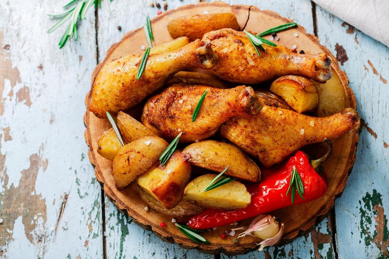 Kako speči popolnega piščanca? 5 sestavin, ki vas bodo spremenile v kulinarične mojstre (foto: Profimedia)