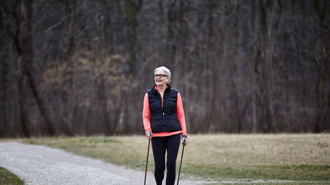 Za preprečevanje padcev in okrepljeno telo bi morali starejši izvajati to vadbo, pravi raziskava