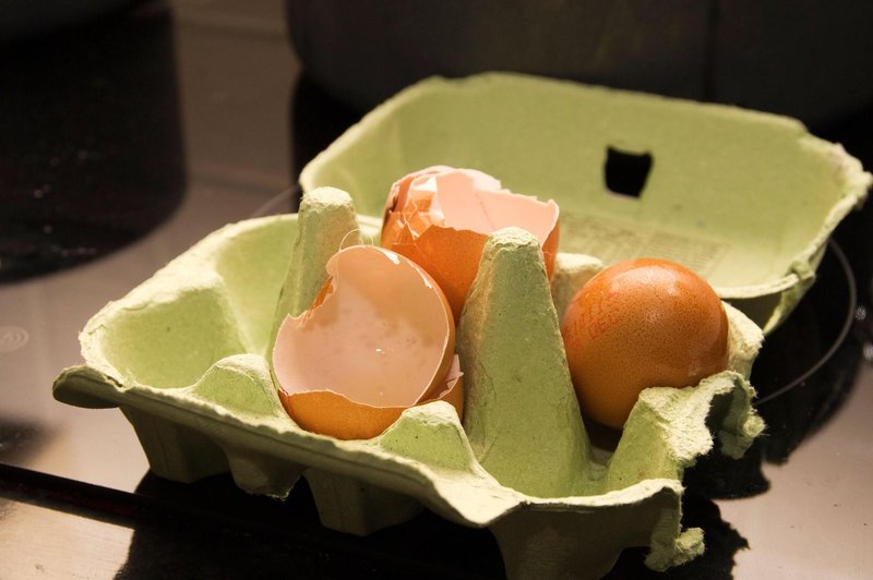 Zato jajčne lupine ne bi smeli nikoli (ampak res NIKOLI) postaviti nazaj v škatlo! (foto: Profimedia)