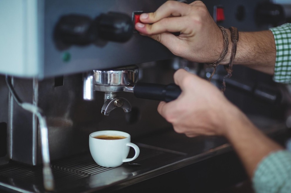 KAVA IN ALKOHOL Žal je kava na seznamu pijač, ki dražijo grlo in poslabšajo simptome. Čeprav si mogoče jutra ne …