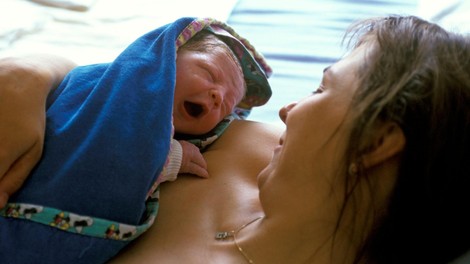 Večna dilema mamic: Kako začeti in kdaj prenehati z dojenjem?