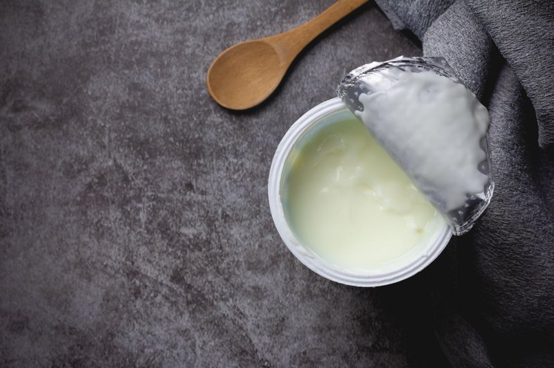 ZATO jogurta s pretečenim rokom ne bi smeli metati v smeti! (foto: Profimedia)