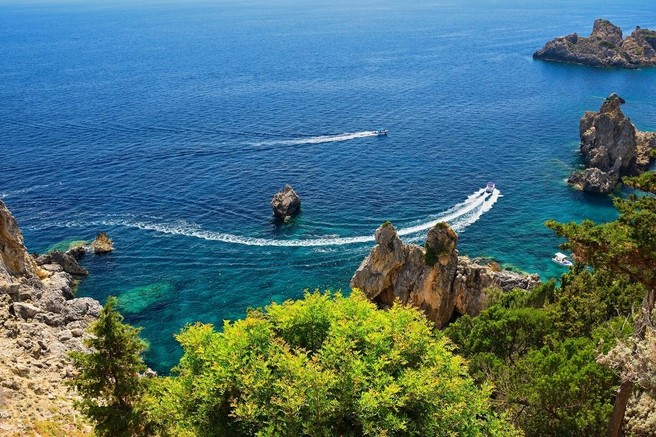 30 dni na mesec, 14 ur dnevno in le 900 evrov neto: turistični biser se spopada z vse hujšimi težavami