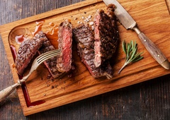 Rdeče meso ni za vsakogar: TE skupine ljudi naj se mu izogibajo!