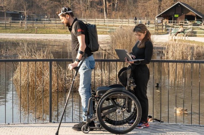 Pomagajo mu možganski vsadki: paralizirani moški lahko ponovno hodi